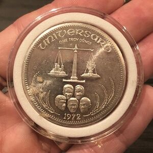 VTG 1972 World Trade Universaro .999 Fine One Troy Oz Silver Round Coin~AUTH!